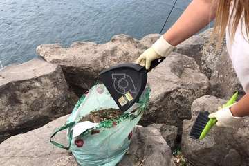 Limpieza de la escollera sur del muelle de Taliarte (Foto Pedro Martel/Wendy Cruz)